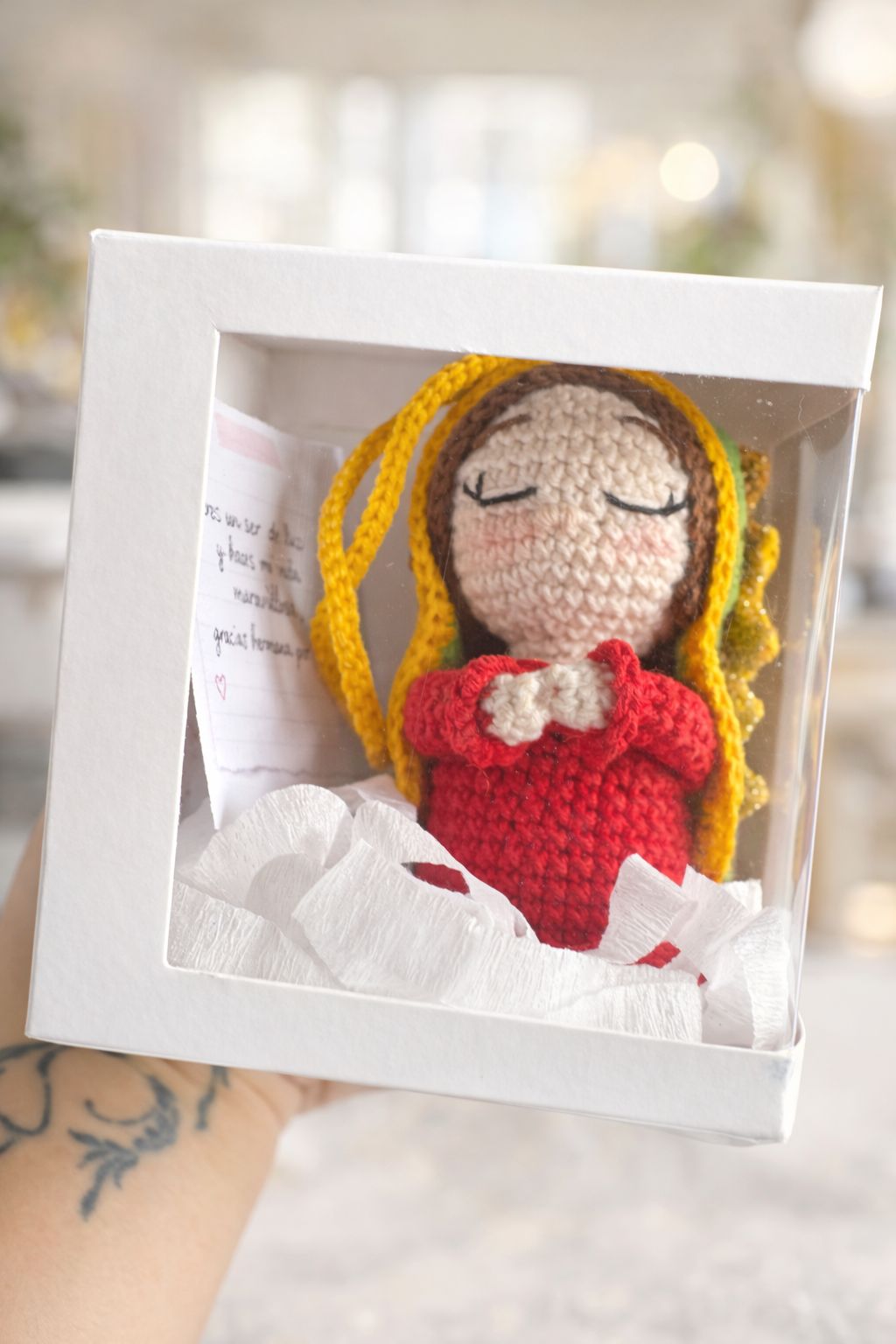 Colgante de Virgencita tejido a mano